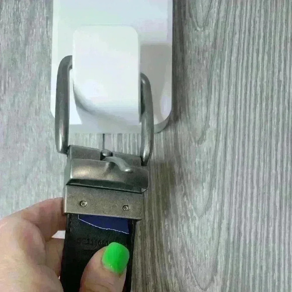 Brown & black belt in one. Metal buckle twist to change belt color preference - Picture 6 of 11